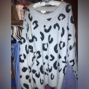 The comfiest sweater ever! Grey and Black Animal print. Debut brand, Women 3XL